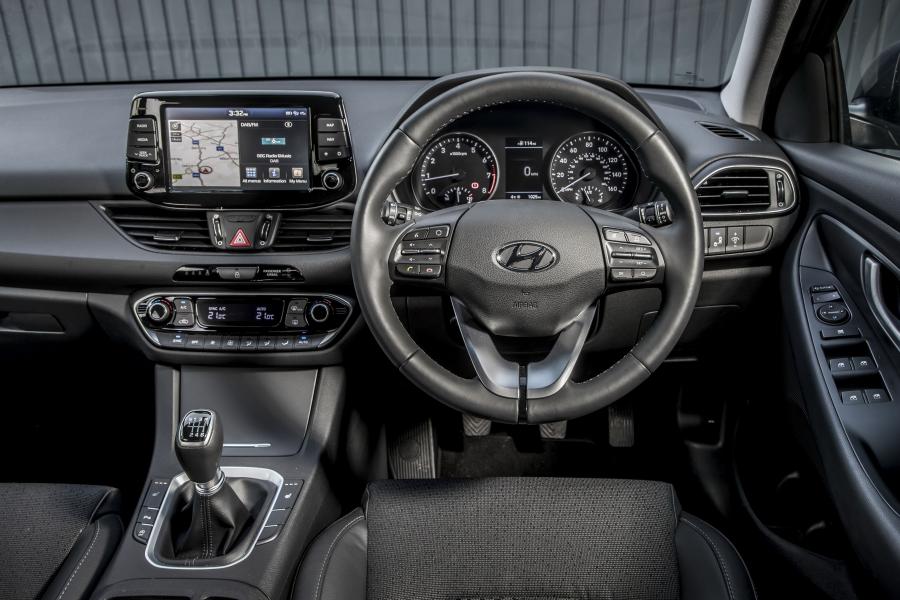 Торпедо Hyundai i30 Fastback (PD) 2018 года  (UK) (фото 24 из 40)